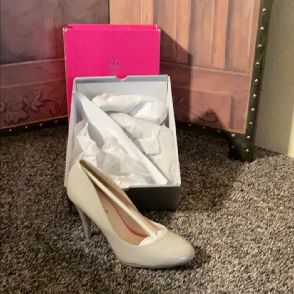 Shoe dazzle Nude never been worn shoes